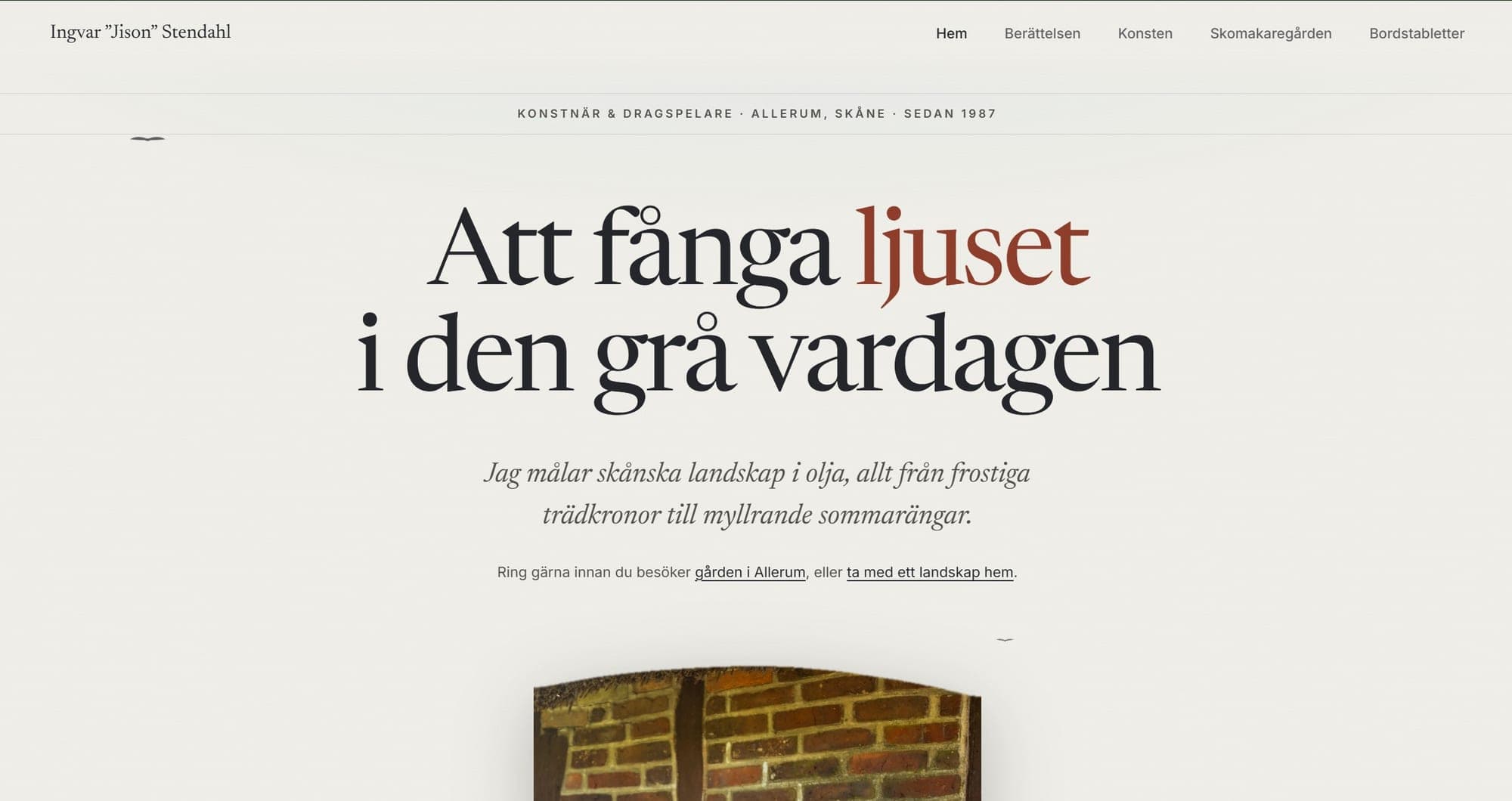Startsidan på Ingvar Stendahls nya hemsida med rubriken "Att fånga ljuset i den grå vardagen" och menyn Berättelsen, Konsten, Skomakaregården och Bordstabletter