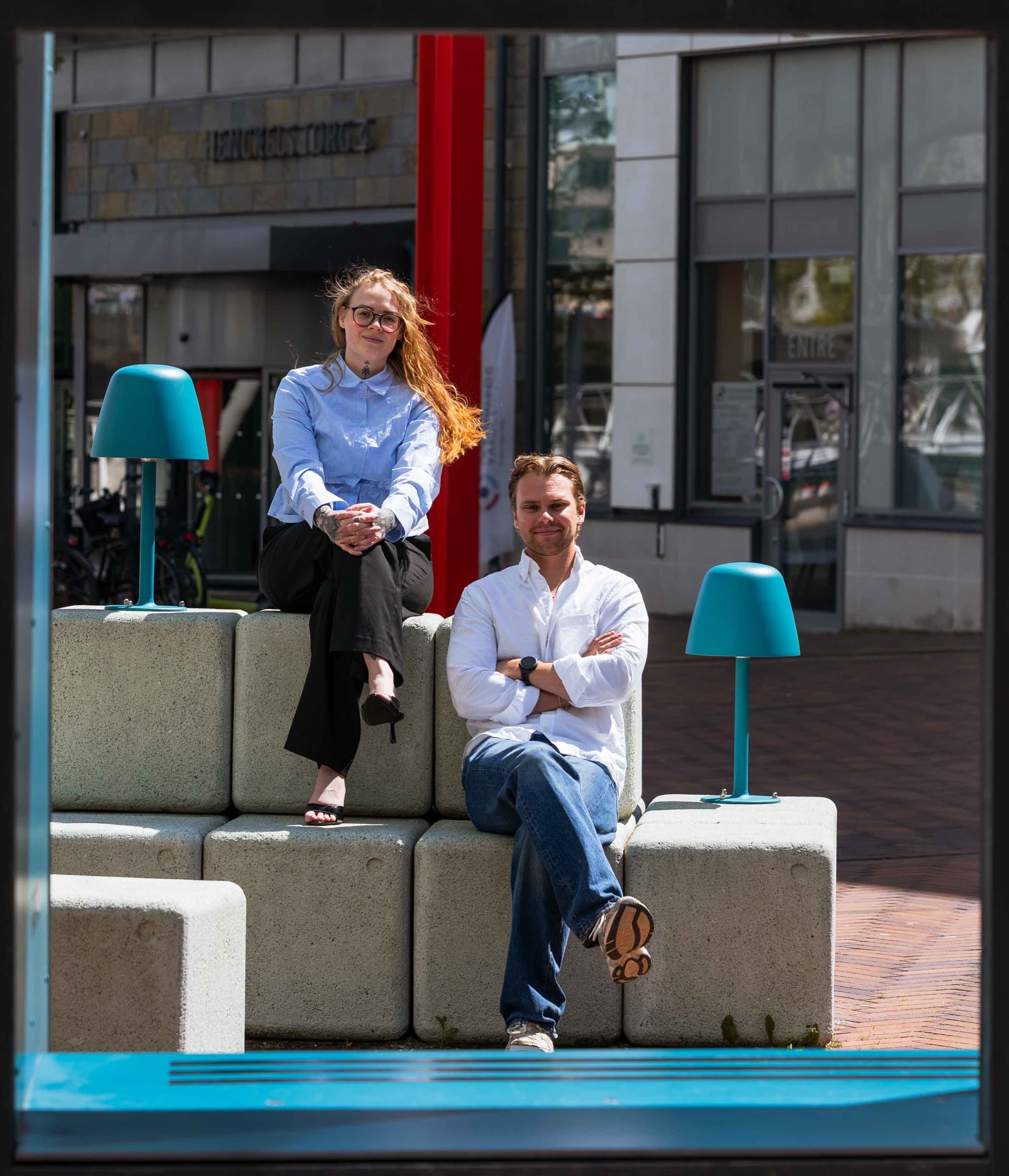 Mist Creatives grundare Theo Skogsberg och Mikaela Rasmusson utomhus i Malmö. Cover till artikel om AI-first med människan som spets