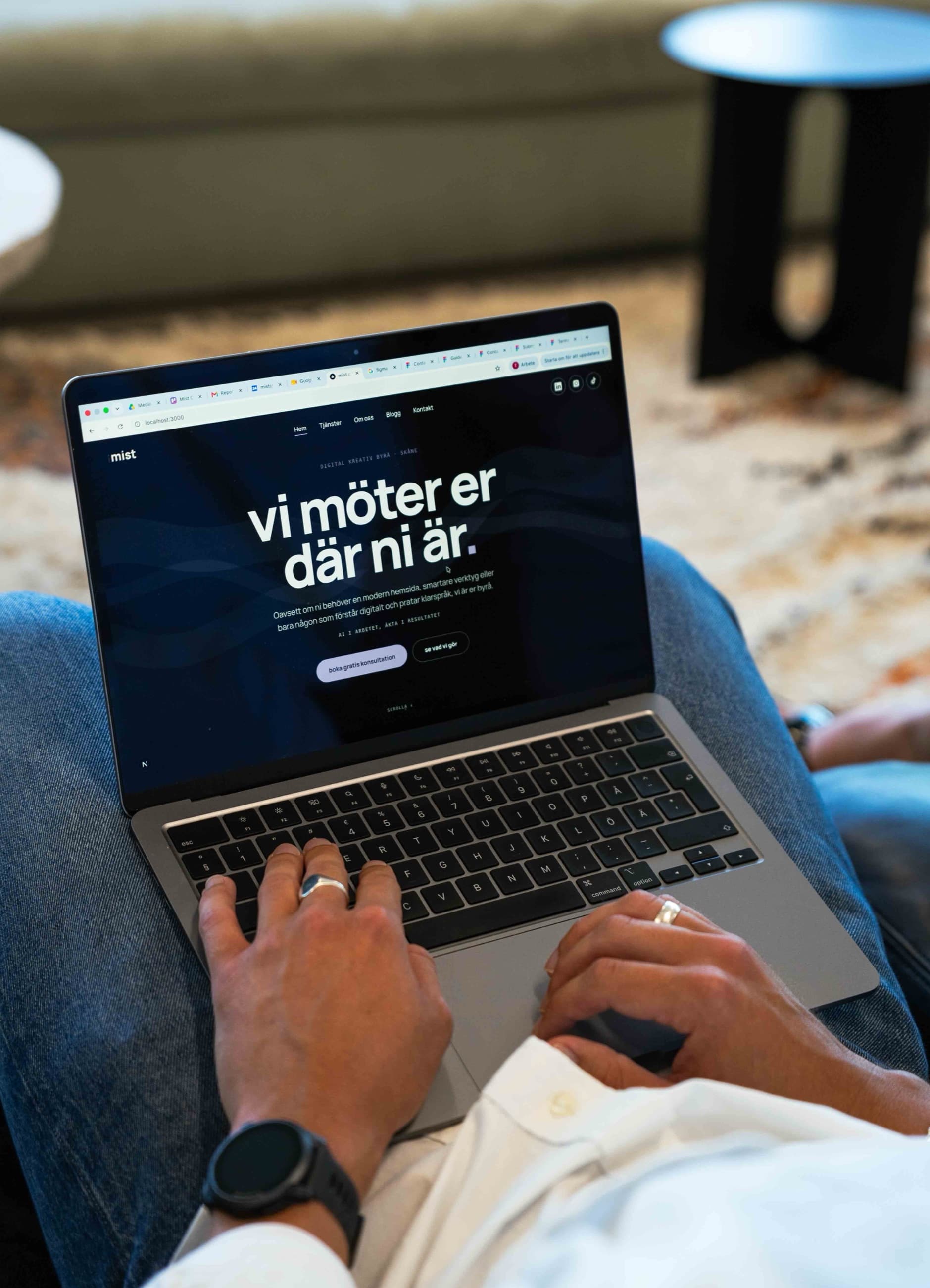 Laptop på ett skrivbord som visar en modern hemsida. Illustration till artikel om AI-sök och synlighet