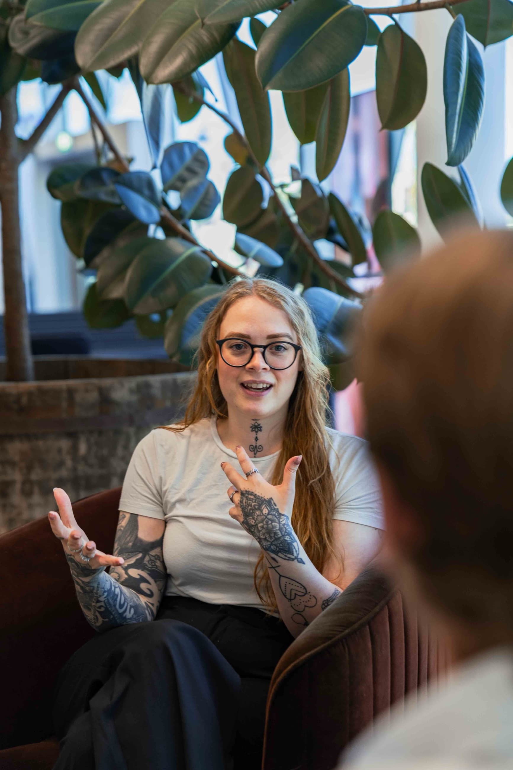 Mikaela Rasmusson, medgrundare av Mist Creative, mitt i ett samtal med händerna i en förklarande gest. Cover till artikel om att kunder frågar AI istället för att googla